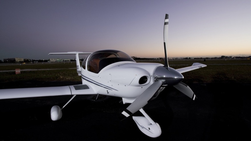 DA40 NG three-quarter on apron at dusk