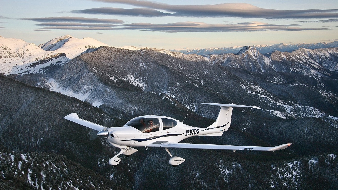 DA40 NG overhead view on runway