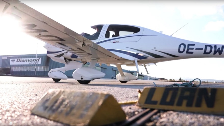 DA40 NG over arid terrain